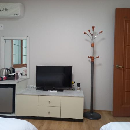 Charlie Hotel Jeju Bagian luar foto