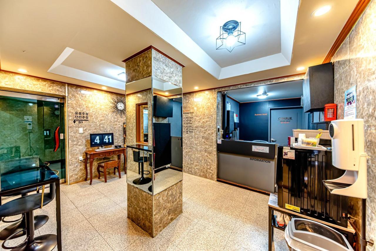 Charlie Hotel Jeju Bagian luar foto
