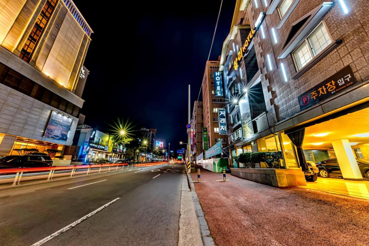 Charlie Hotel Jeju Bagian luar foto