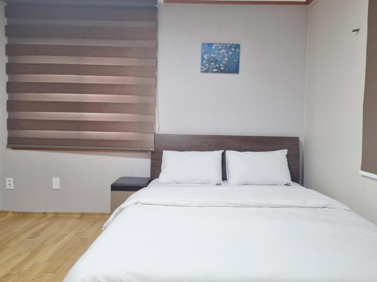 Charlie Hotel Jeju Bagian luar foto