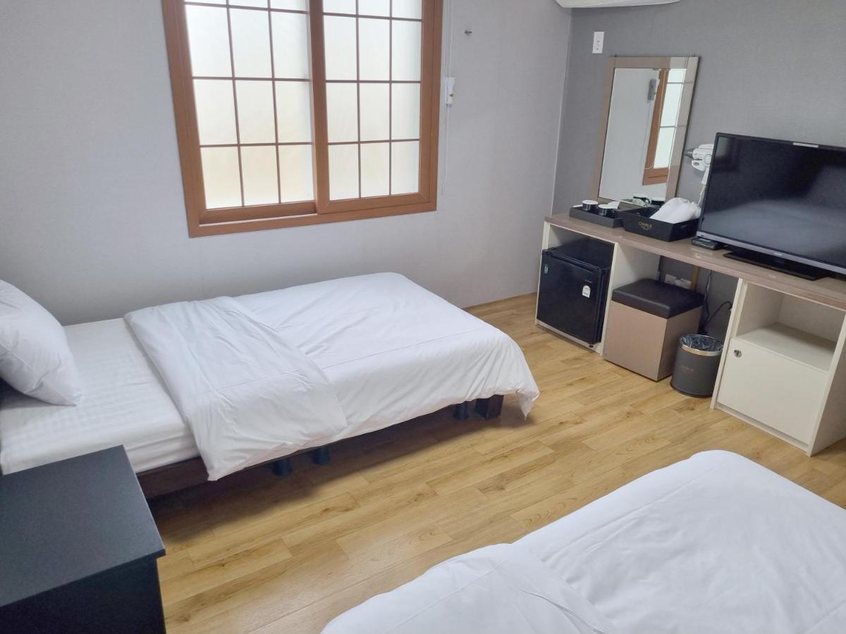 Charlie Hotel Jeju Bagian luar foto