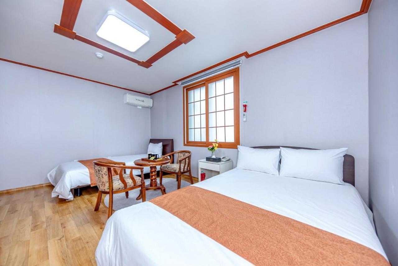 Charlie Hotel Jeju Bagian luar foto