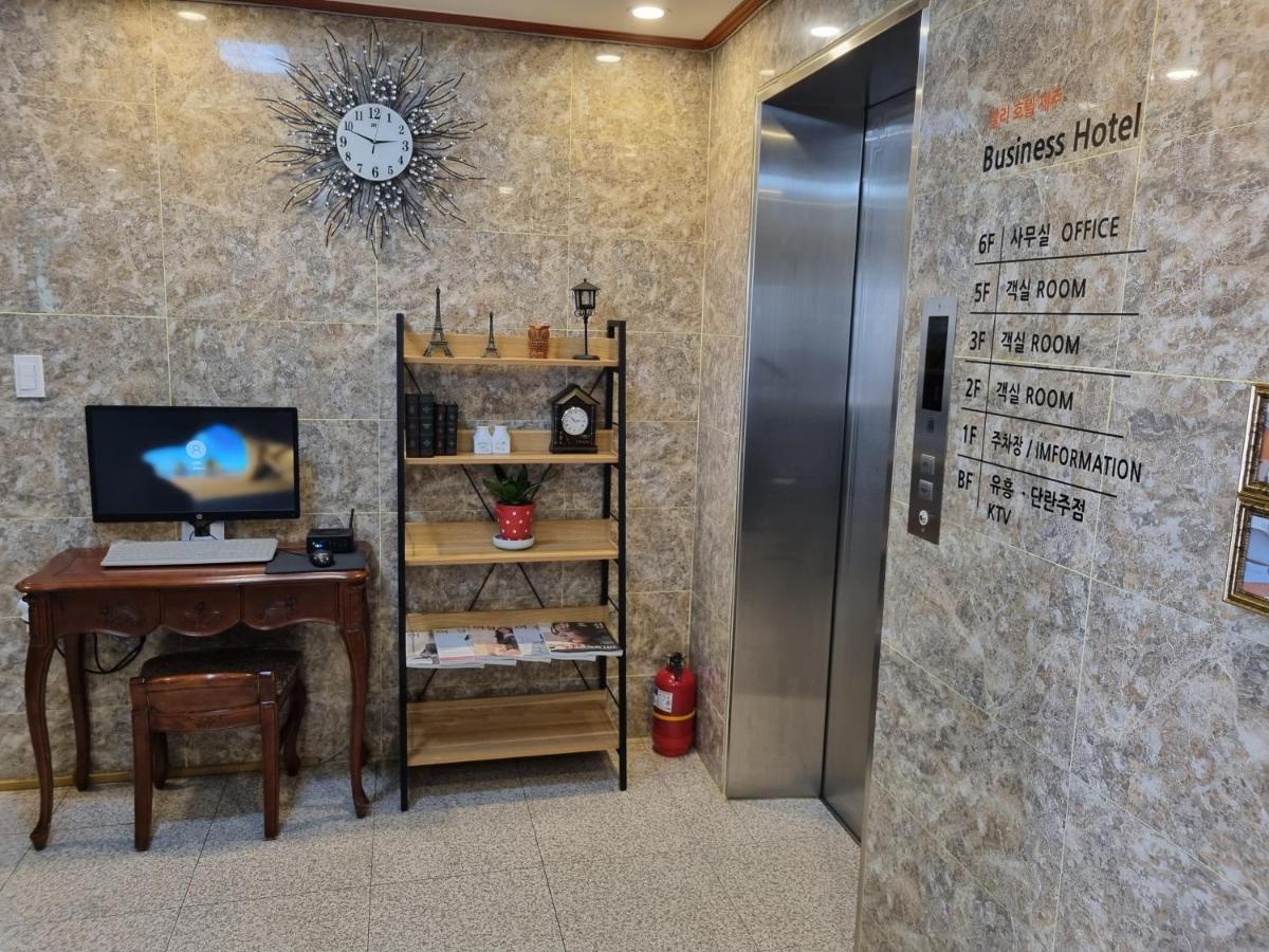 Charlie Hotel Jeju Bagian luar foto