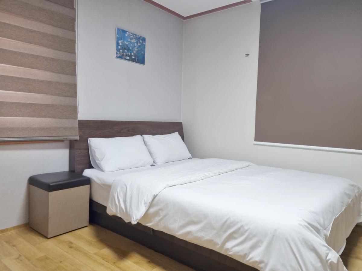 Charlie Hotel Jeju Bagian luar foto