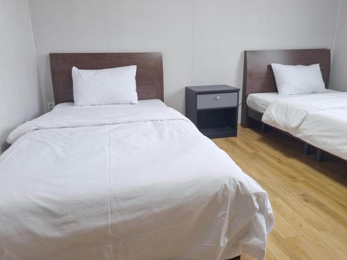Charlie Hotel Jeju Bagian luar foto