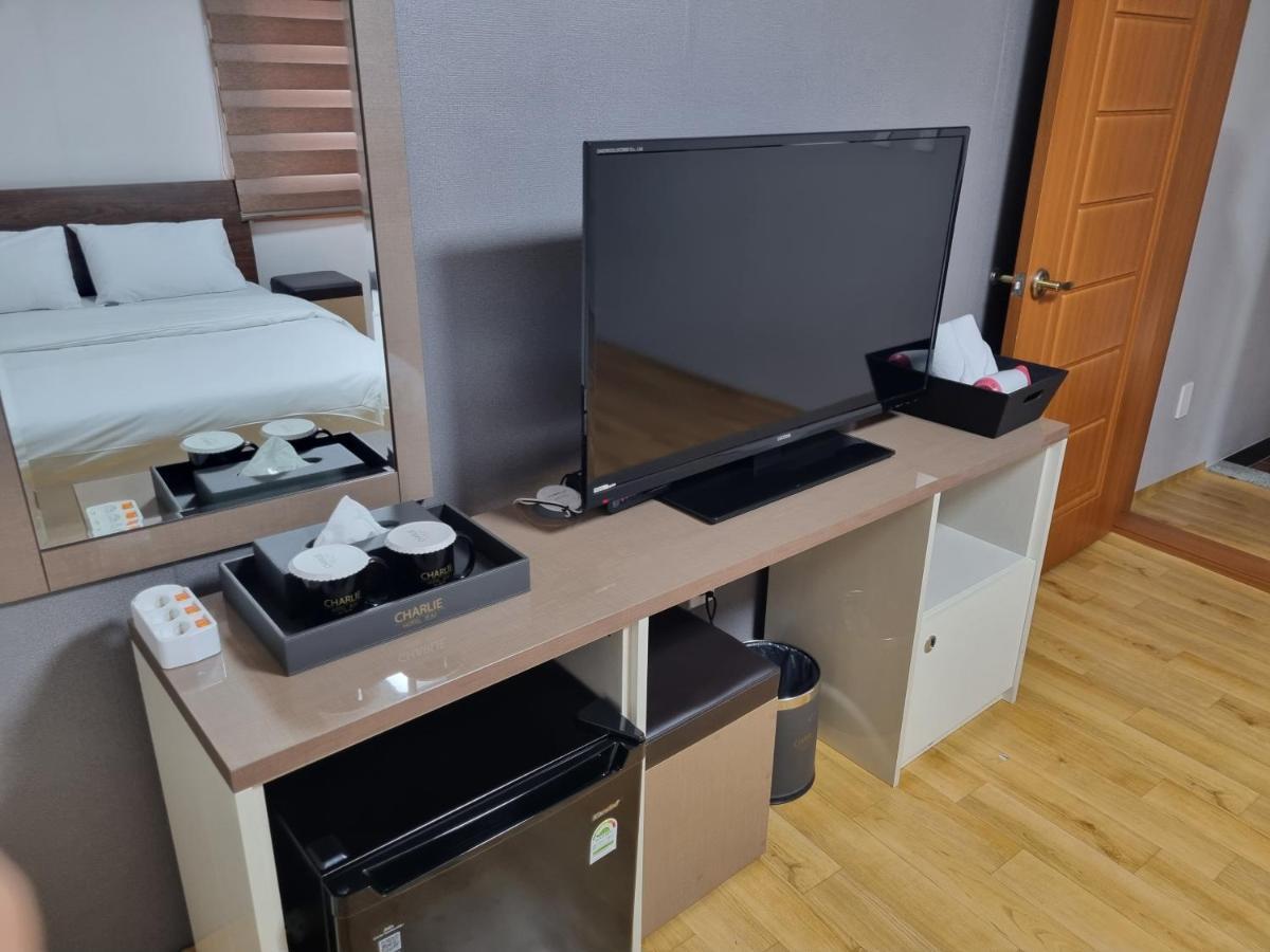Charlie Hotel Jeju Bagian luar foto