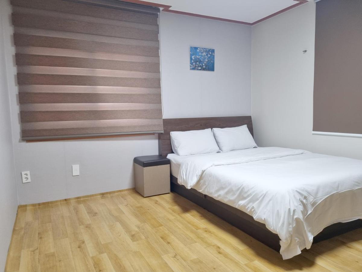 Charlie Hotel Jeju Bagian luar foto