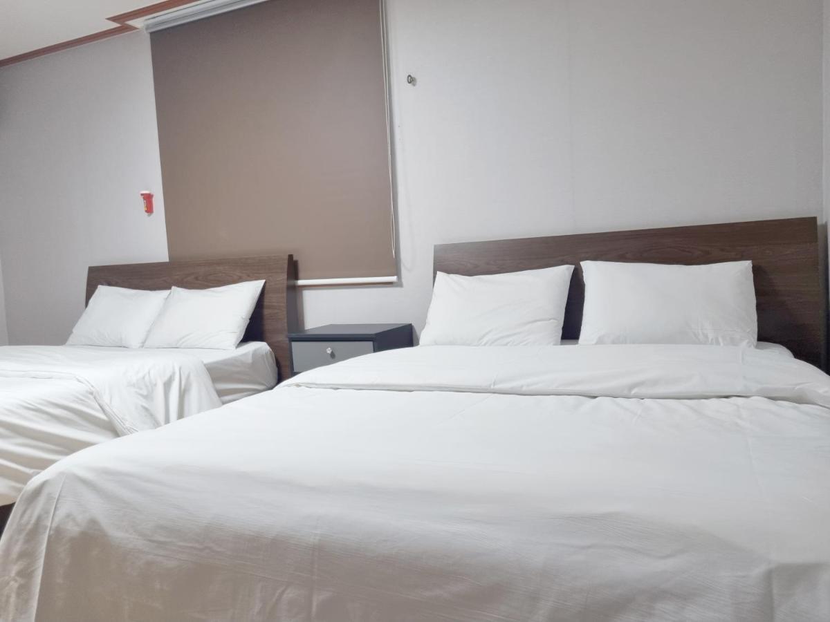 Charlie Hotel Jeju Bagian luar foto
