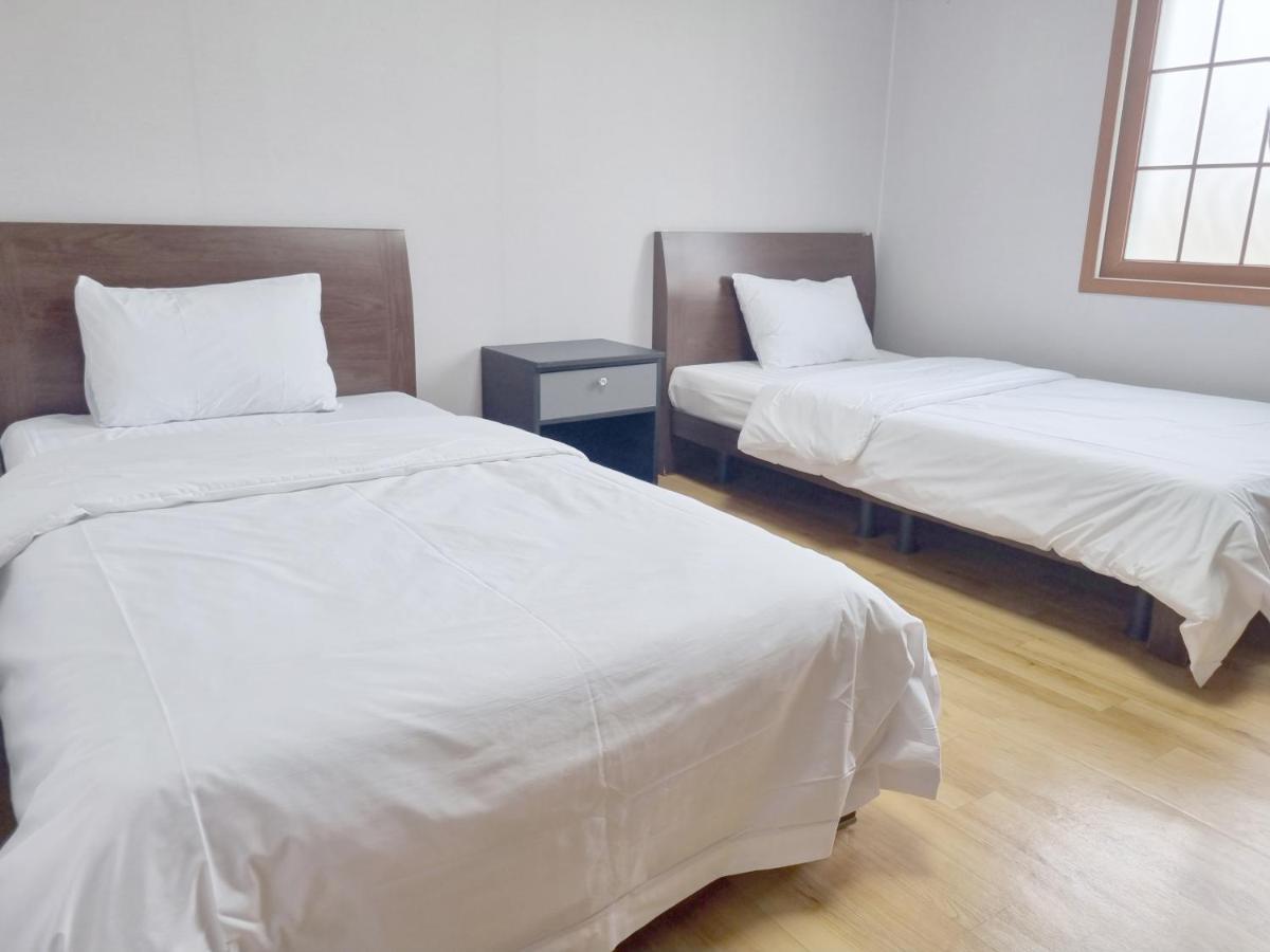Charlie Hotel Jeju Bagian luar foto