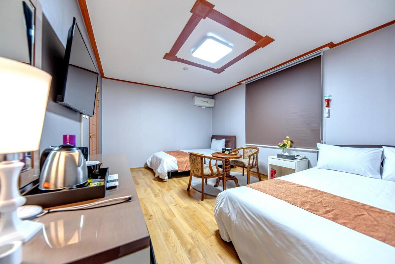 Charlie Hotel Jeju Bagian luar foto