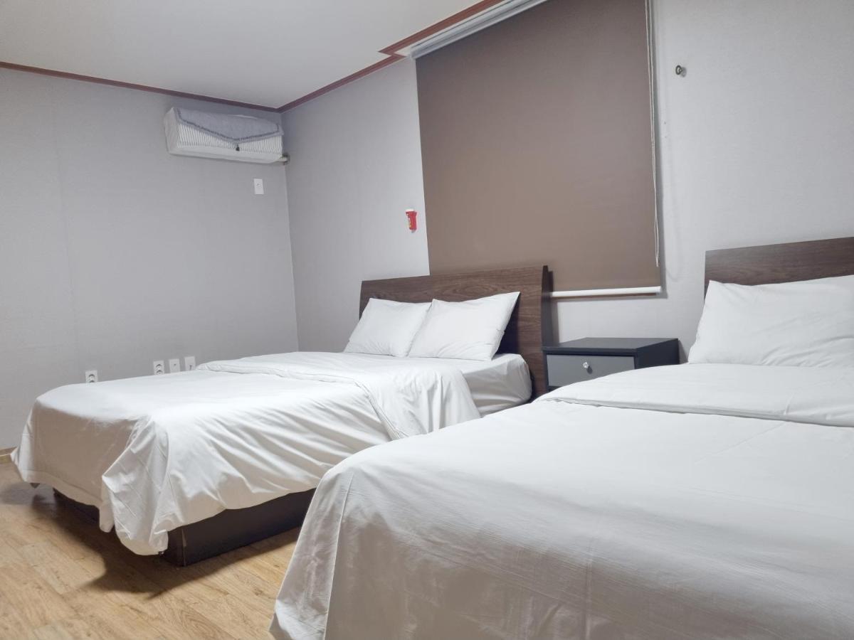 Charlie Hotel Jeju Bagian luar foto