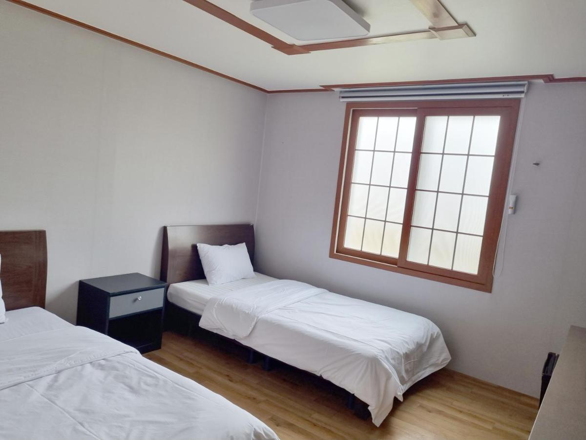 Charlie Hotel Jeju Bagian luar foto