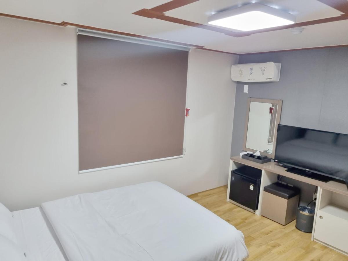 Charlie Hotel Jeju Bagian luar foto