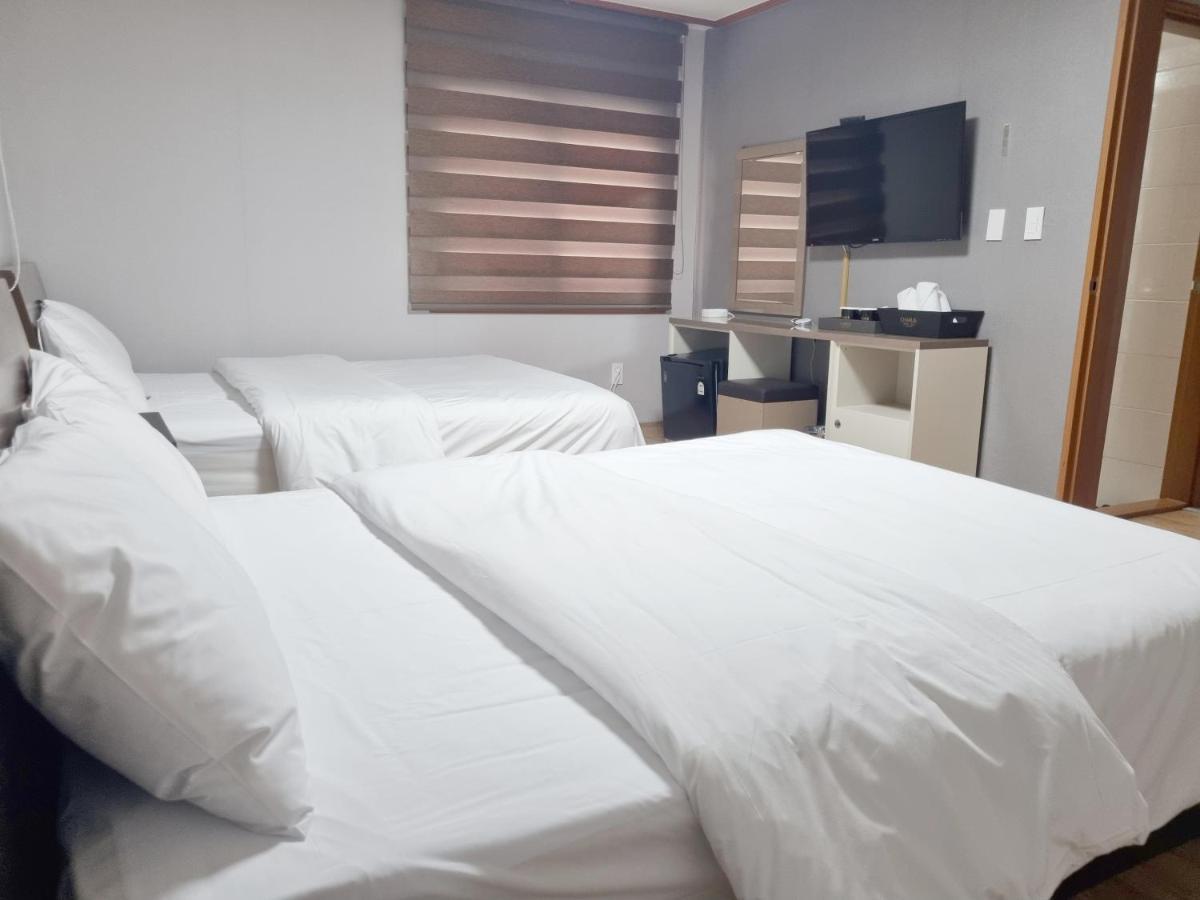 Charlie Hotel Jeju Bagian luar foto