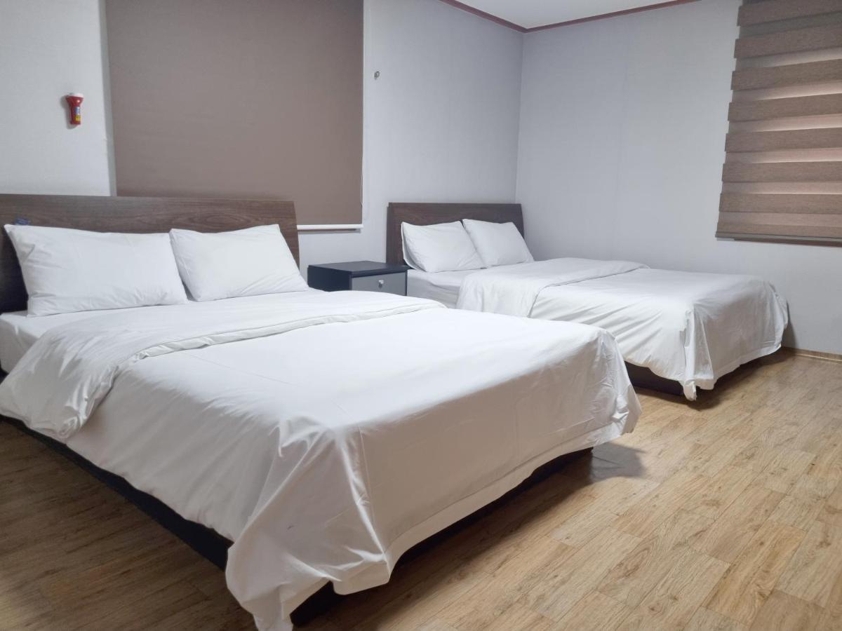 Charlie Hotel Jeju Bagian luar foto