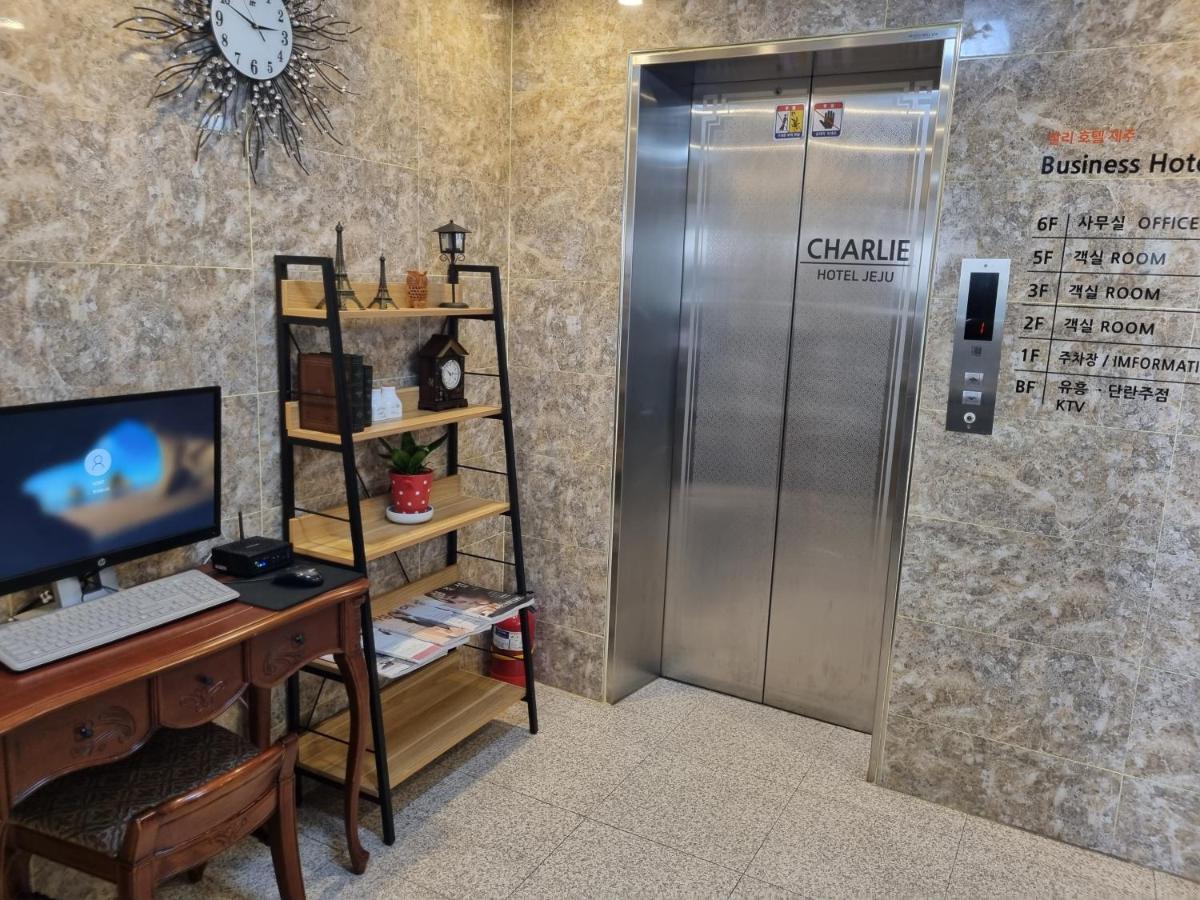 Charlie Hotel Jeju Bagian luar foto
