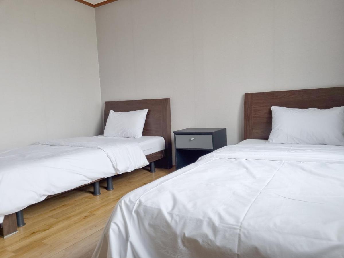 Charlie Hotel Jeju Bagian luar foto