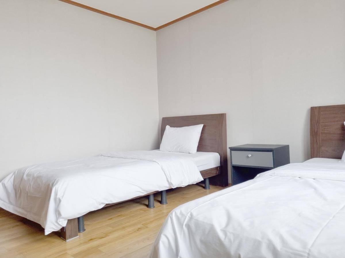 Charlie Hotel Jeju Bagian luar foto