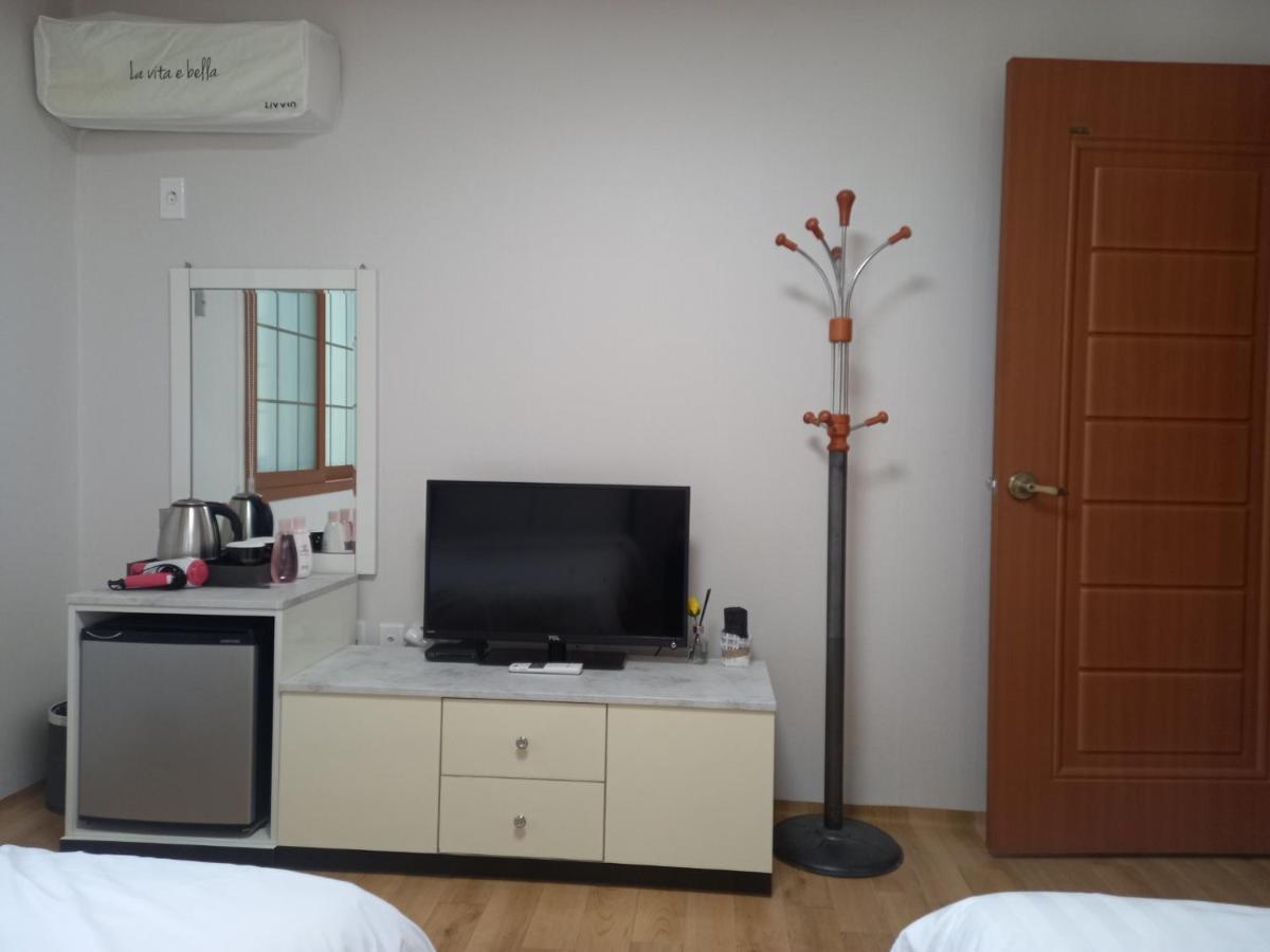 Charlie Hotel Jeju Bagian luar foto